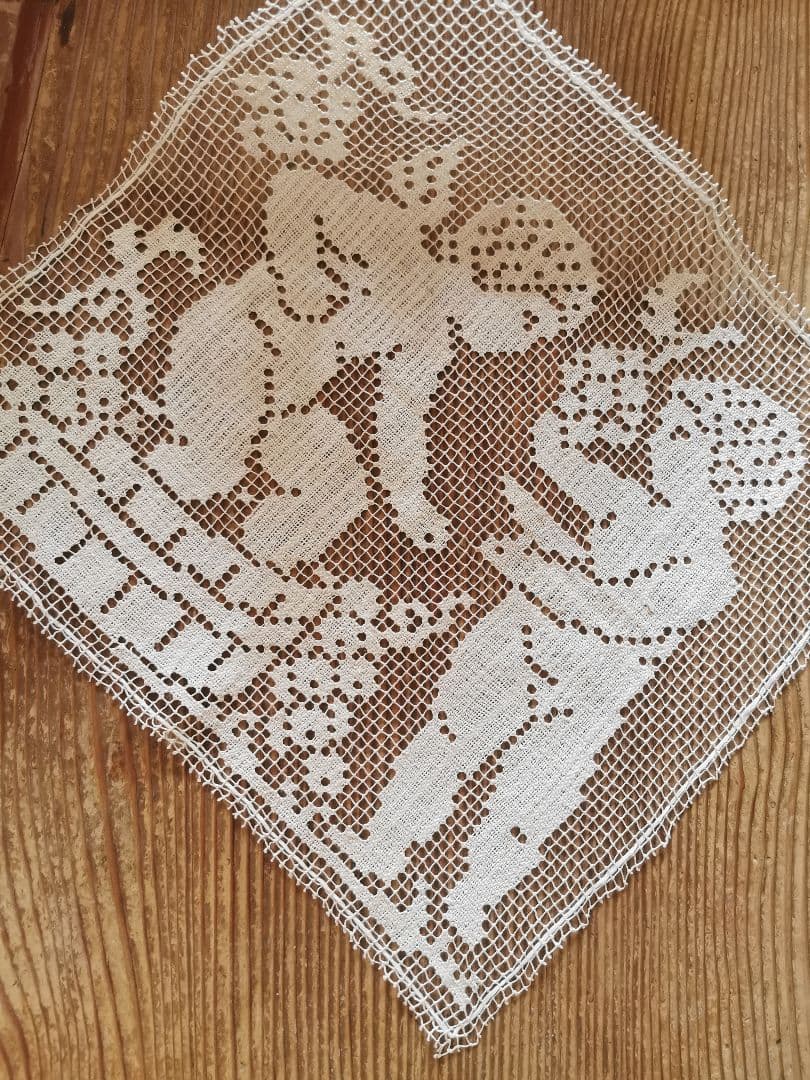 アンティークフランス 手編みリネンフィレレースパネル 天使の葡萄酒ワイン作り