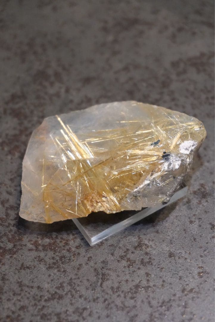 【ブラジル・ノボリゾンチ産】天然ルチルクオーツ原石　58.9g