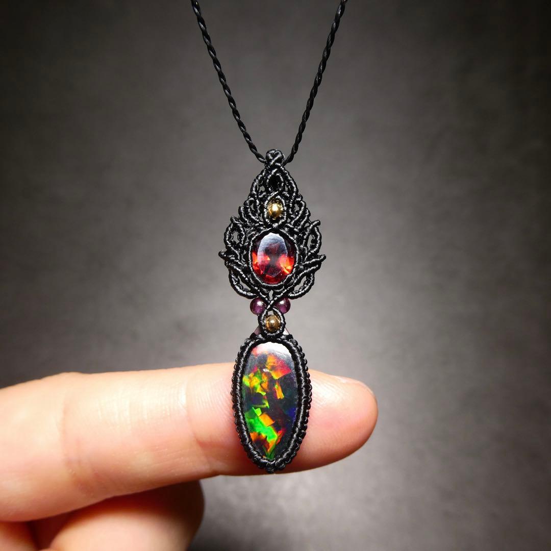 宝石質ブラックオパールとガーネットのマクラメネックレス