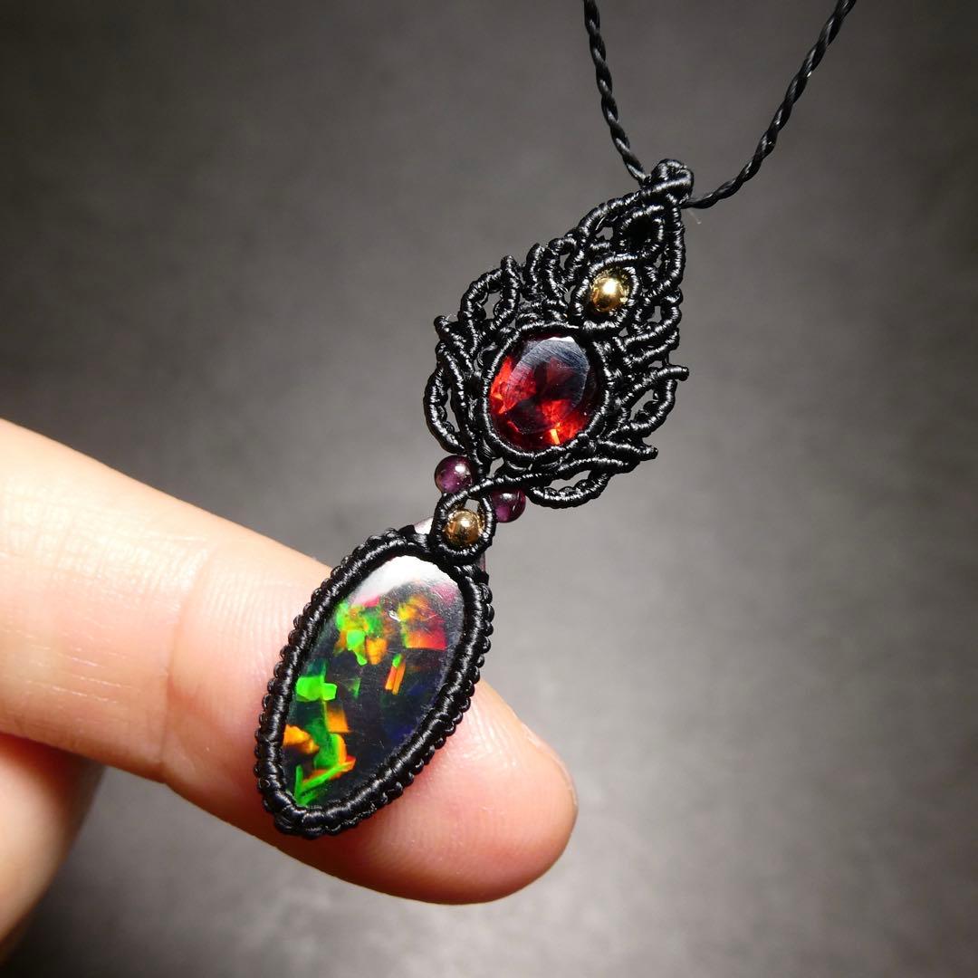 宝石質ブラックオパールとガーネットのマクラメネックレス