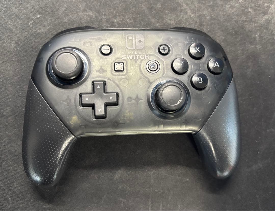 Nintendo Switch 本体とプロコントローラー