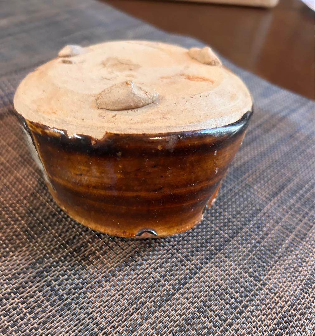 希少　桃山　掘の手（発掘品）菊花紋　織部　三つ足　香炉　飴釉（卯の花釉）