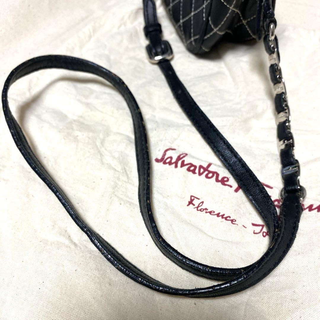 サルヴァトーレフェラガモキルティング ヴァラリボン ショルダーバッグ