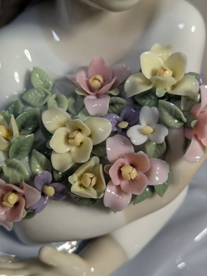 リヤドロ　の「花の香りにつつまれて」（モデル番号01005862）の磁器人形。