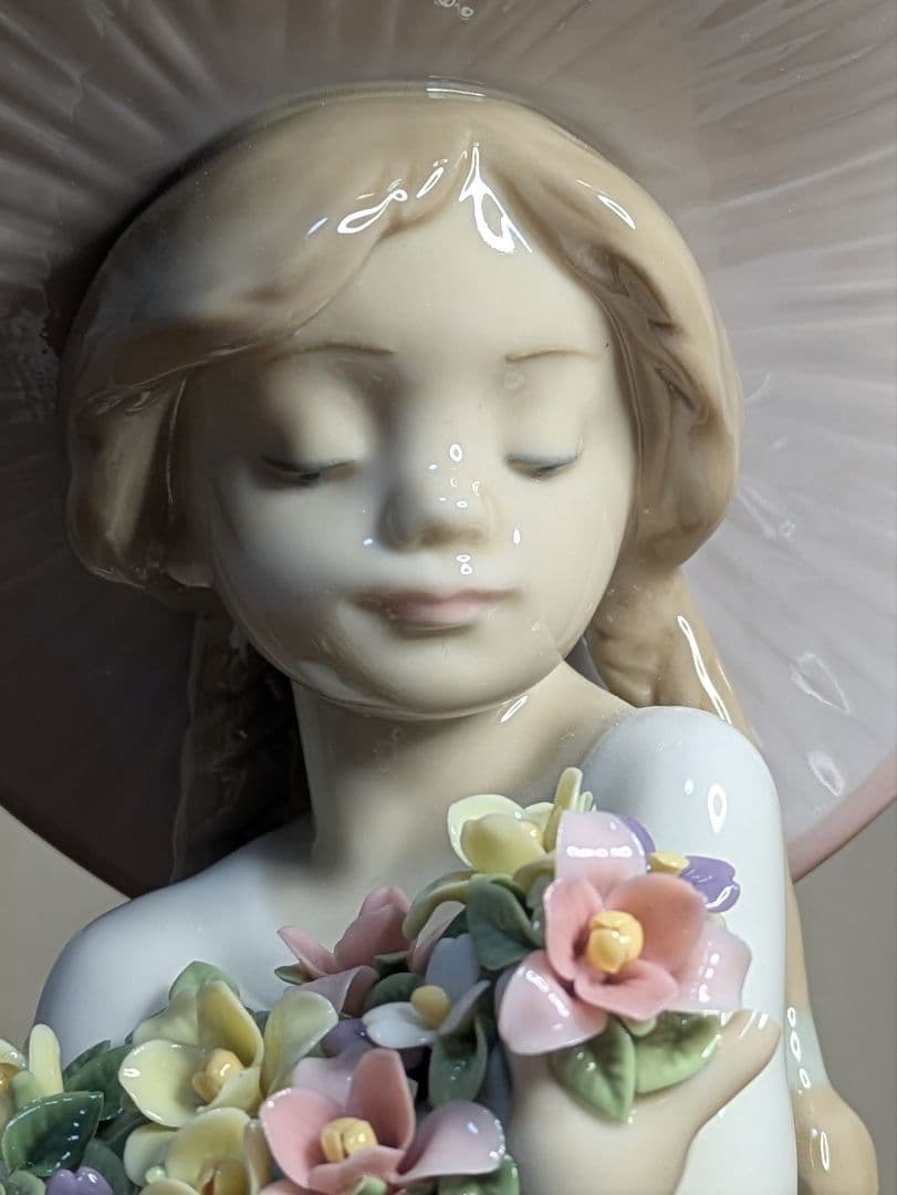 リヤドロ　の「花の香りにつつまれて」（モデル番号01005862）の磁器人形。