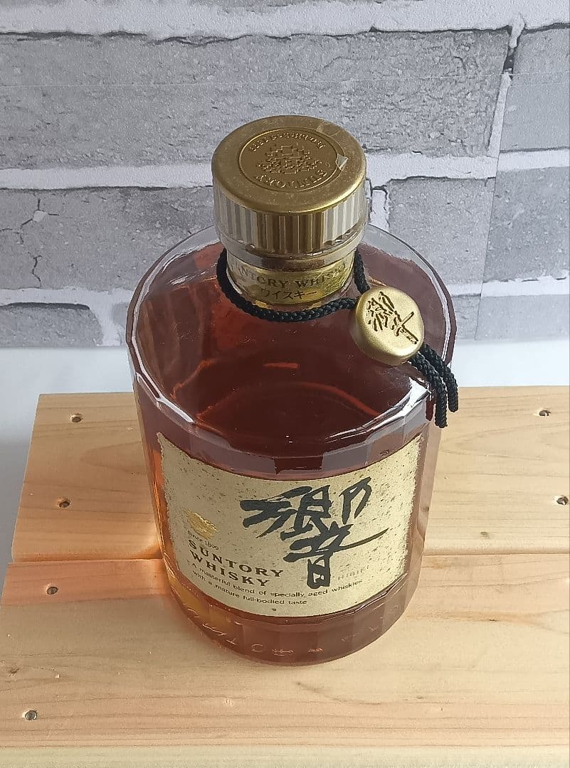 サントリー　響　金キャップ　裏ゴールドラベル　750ml