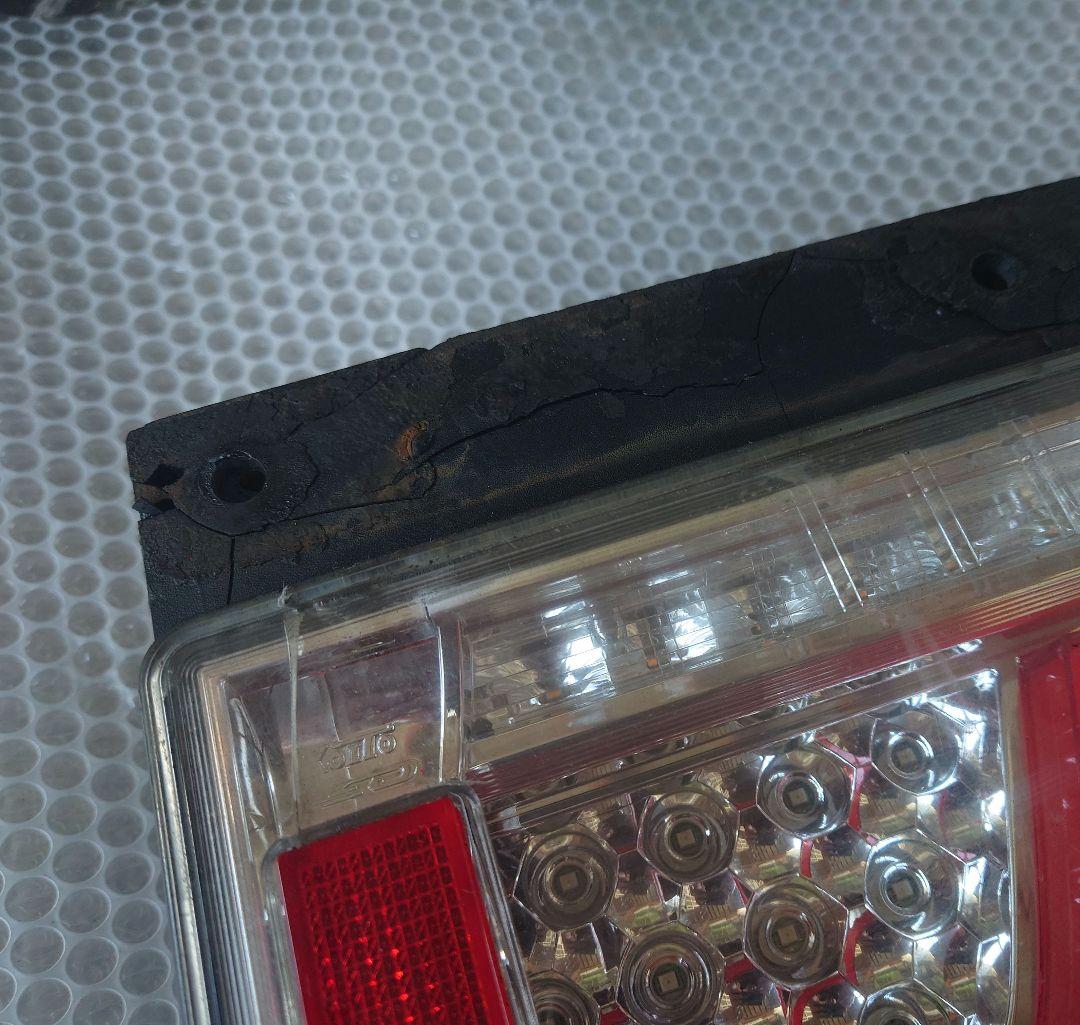 小糸　コイト　LEDテールレンズ　24V　破損品