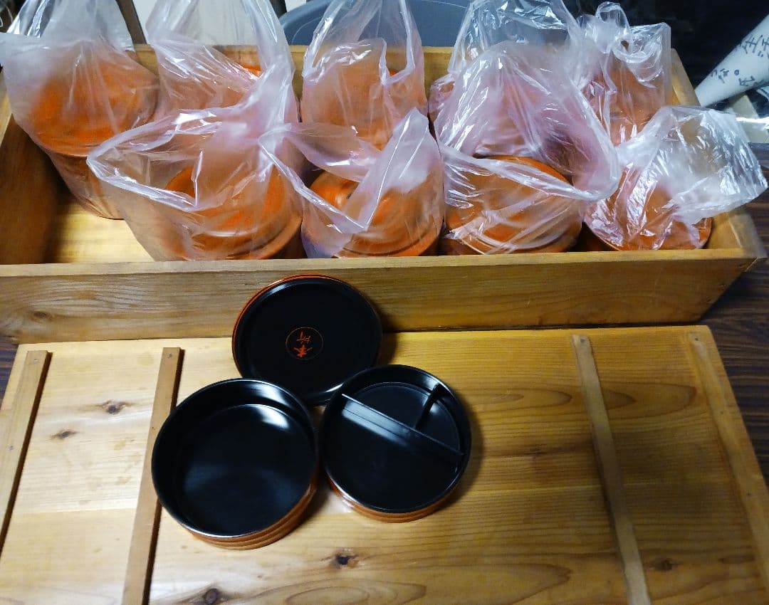 二段重箱40個　朱内黒蓋・仕切り付　10個入木箱４セット　漆塗り　未使用