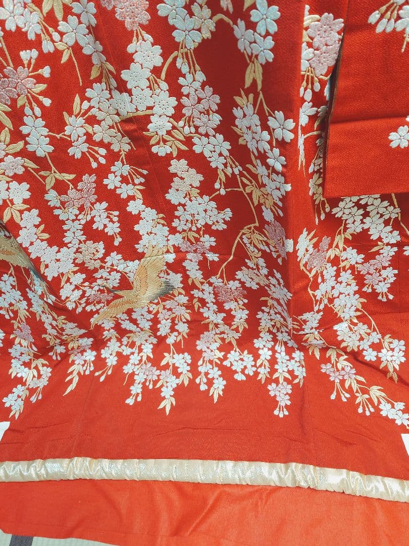 赤い鶴と桜刺繍の着物