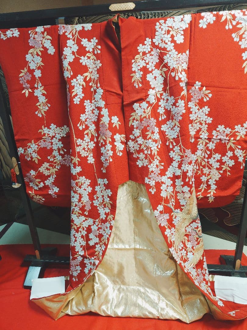 赤い鶴と桜刺繍の着物