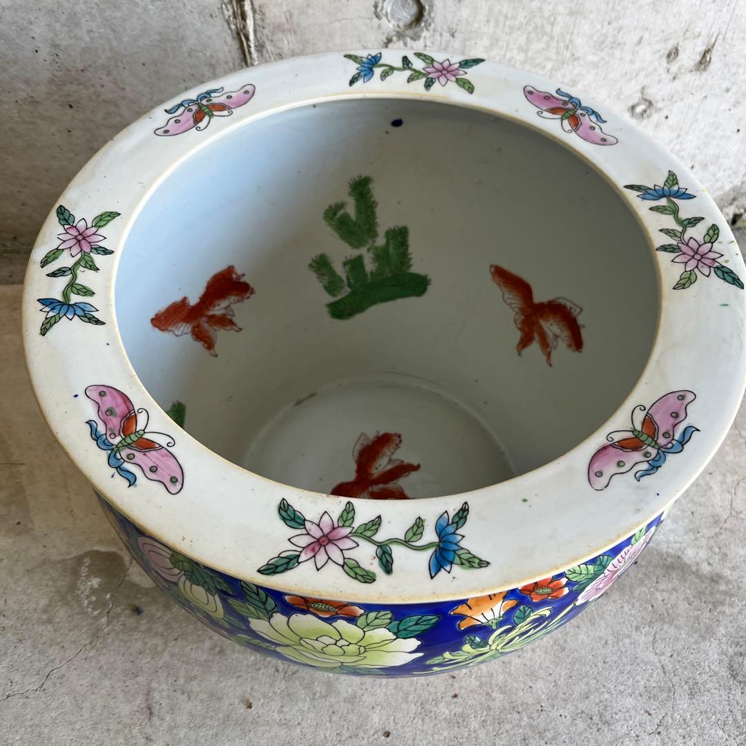 最終処伊万里金魚が泳ぐ絵柄十錦手火鉢大睡蓮鉢金魚鉢　カラフルな色合いと絵柄の良さ