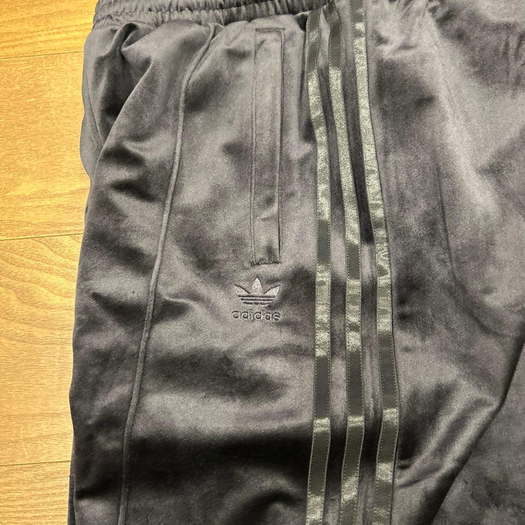 新品 アディダス adidas レディース・ベロアトラックパンツ L 黒