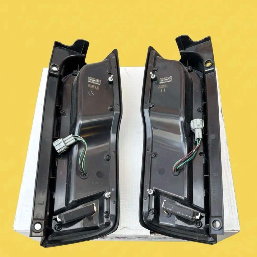 nv350キャラバン valenti テールランプ