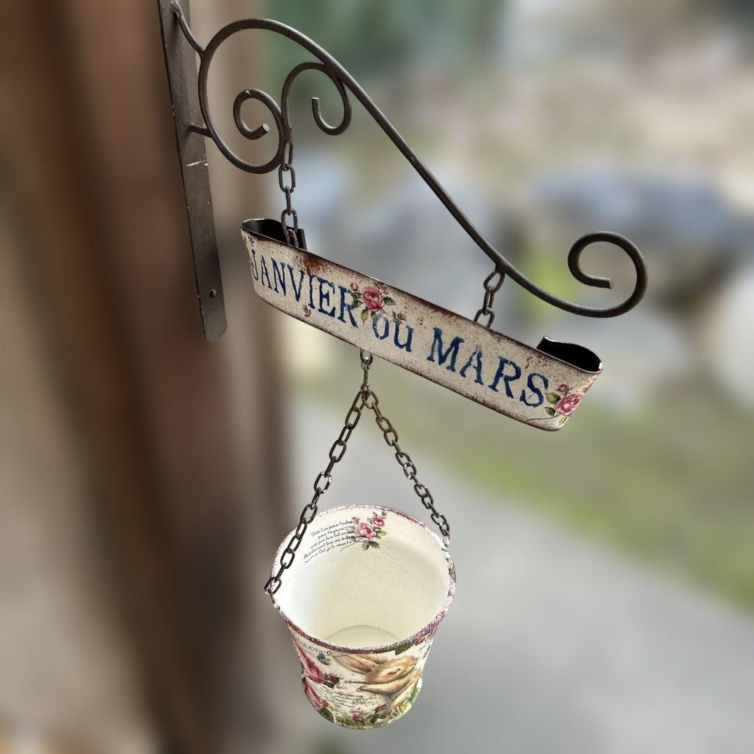 Yoさま専用ですリメイク缶 ハンギングポット たまごを抱いたうさぎさんとローズ