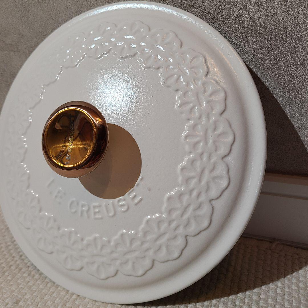 ルクルーゼ　ココットロンド　20cm　レースレリーフ　コットン 　カッパーツマミ