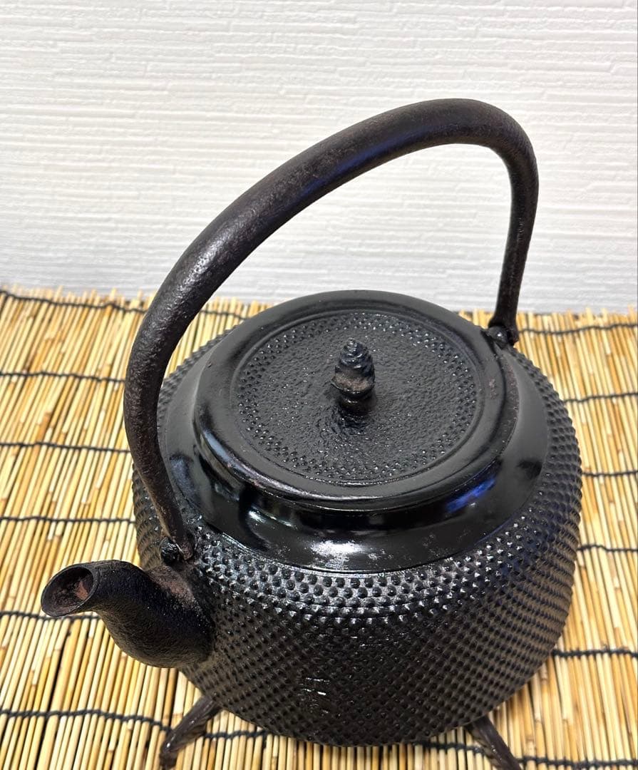 未使用品　成龍堂鋳造所 日本伝統工芸士 及川　齋（齋峰)造２２型アラレ　南部鉄瓶