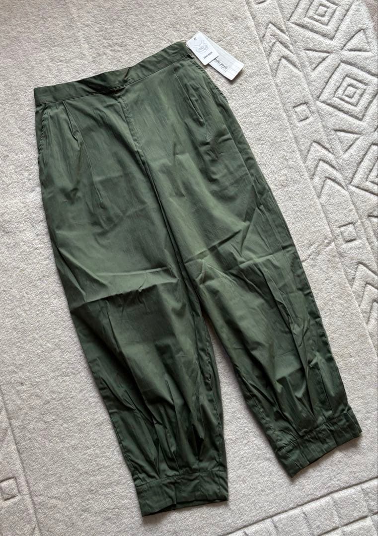 新品タグ付コンジェペイエ ストレッチナローパンツ ウエストゴム＆リボン カーキ