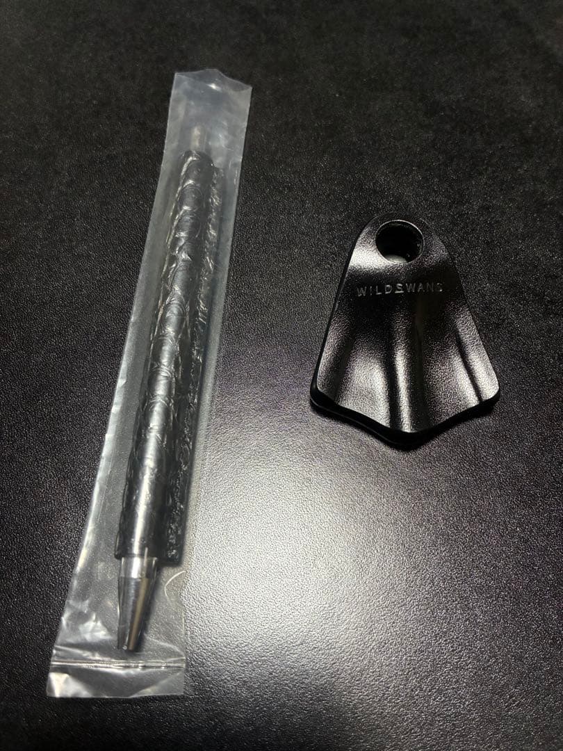 ワイルドスワンズ ボールペン　ペンスタンド　ベイカーオークバークポロサス