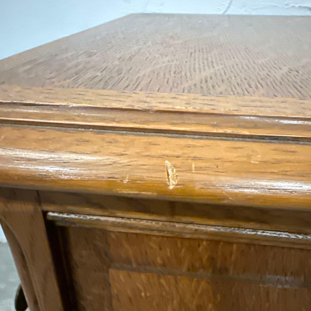 ヴィンテージ　木製サイドテーブル　扉収納付き　猫脚