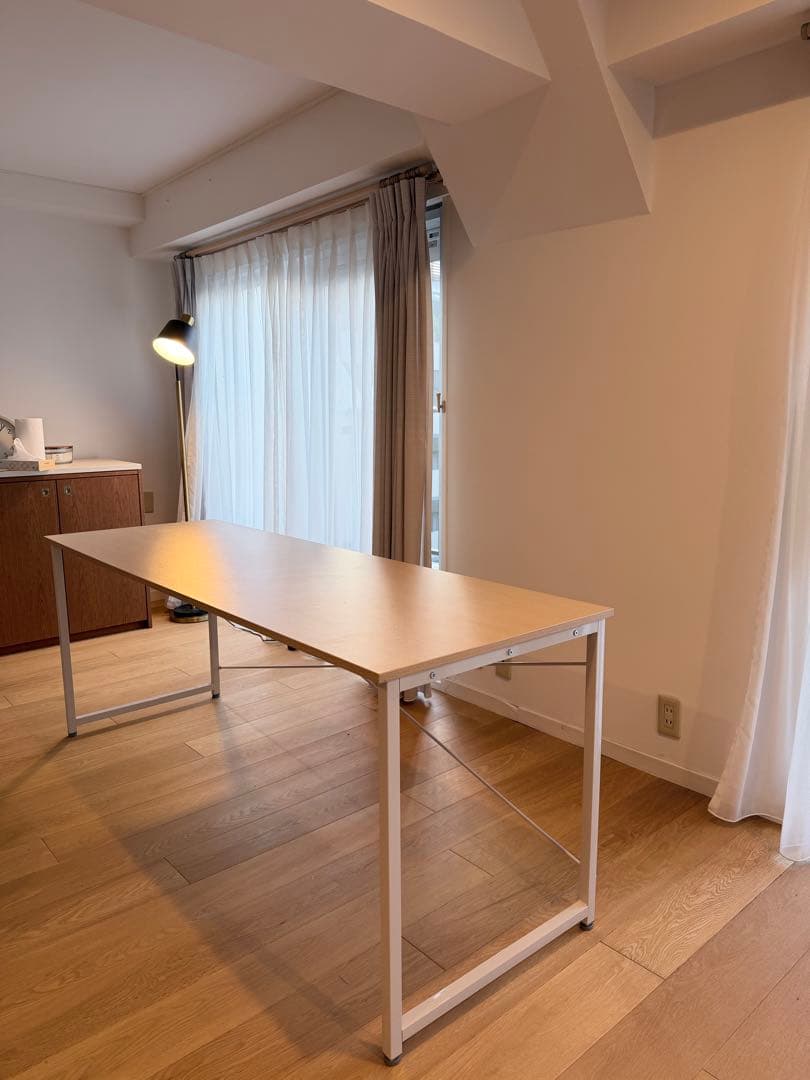 ナチュラルカラーのシンプルテーブル