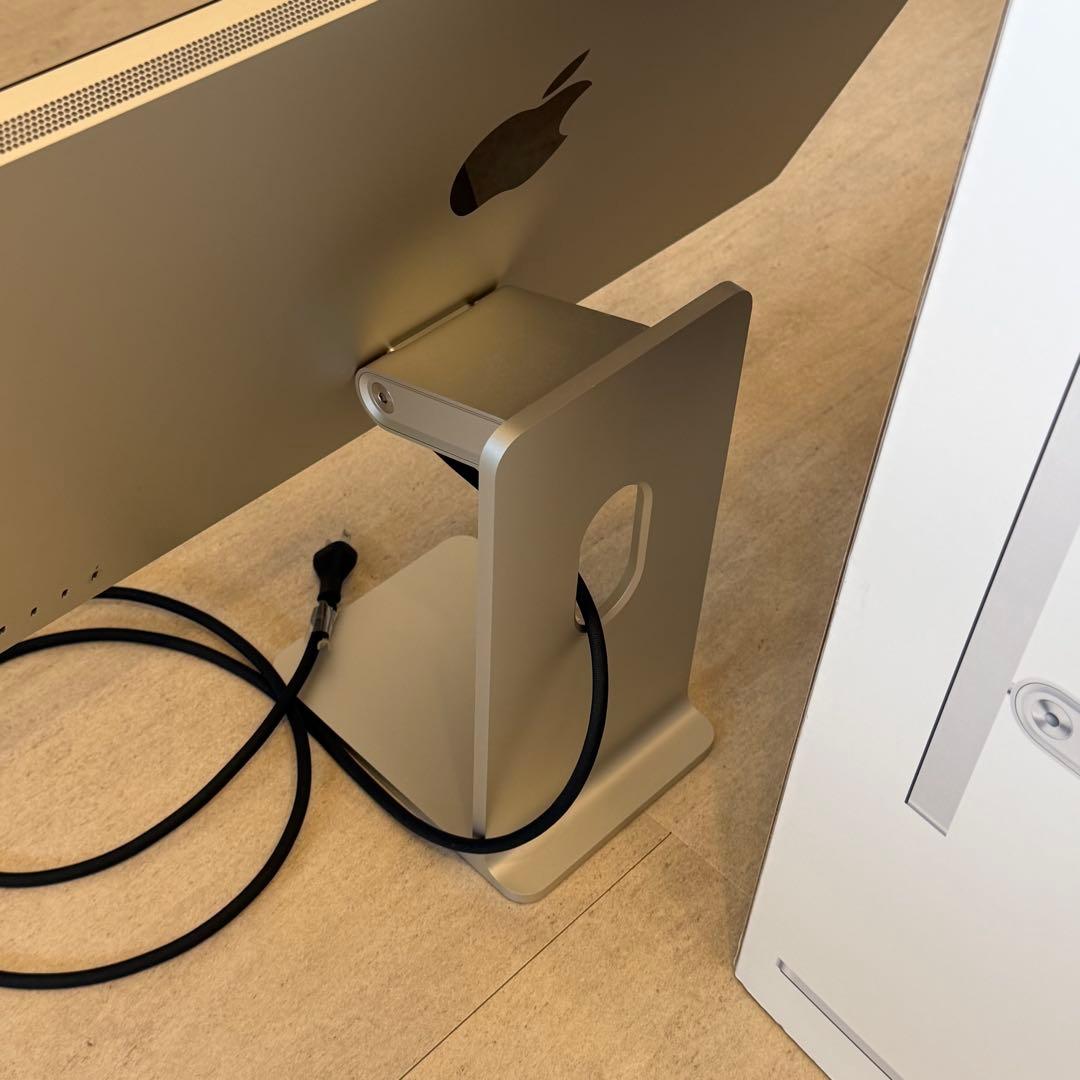 Studio Display 傾きと高さを調整できる Apple ディスプレイ