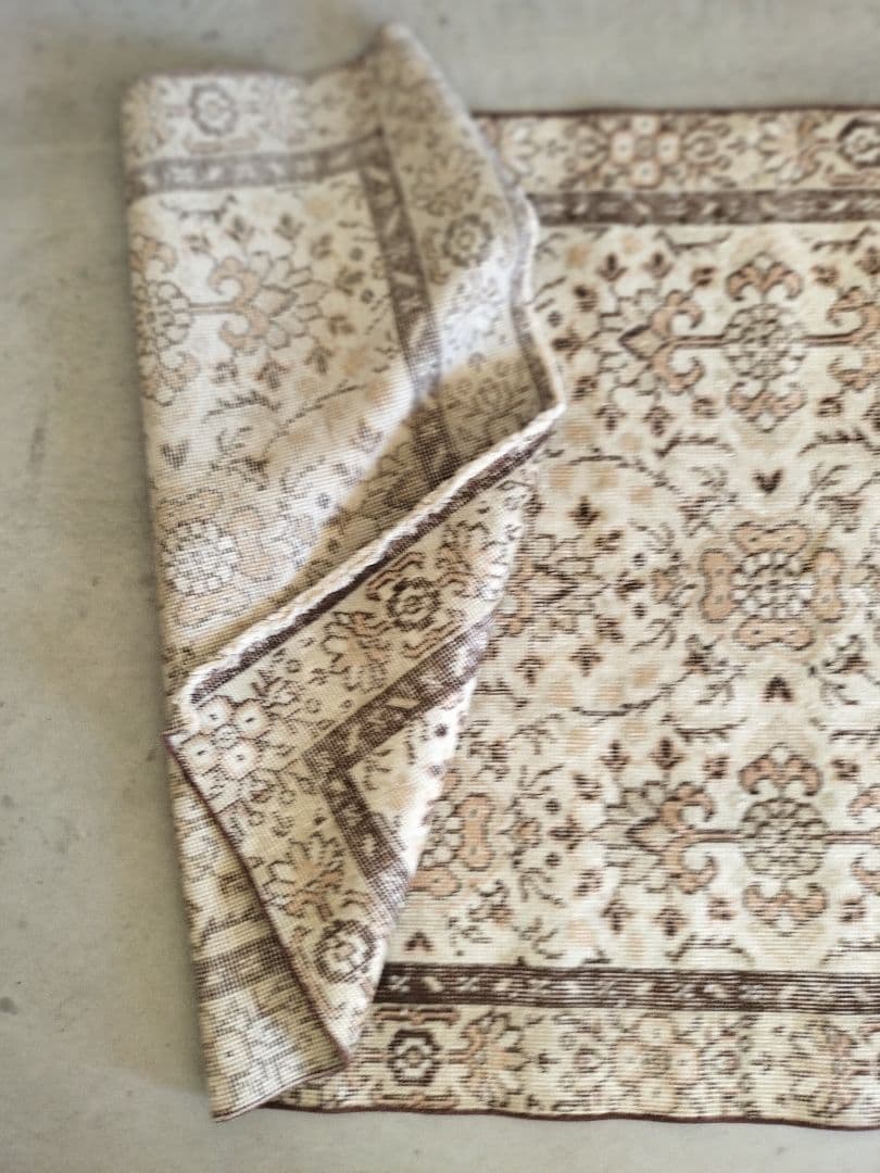 ベージュとチョコレートブラウンのノスタルジックラグ　No.708