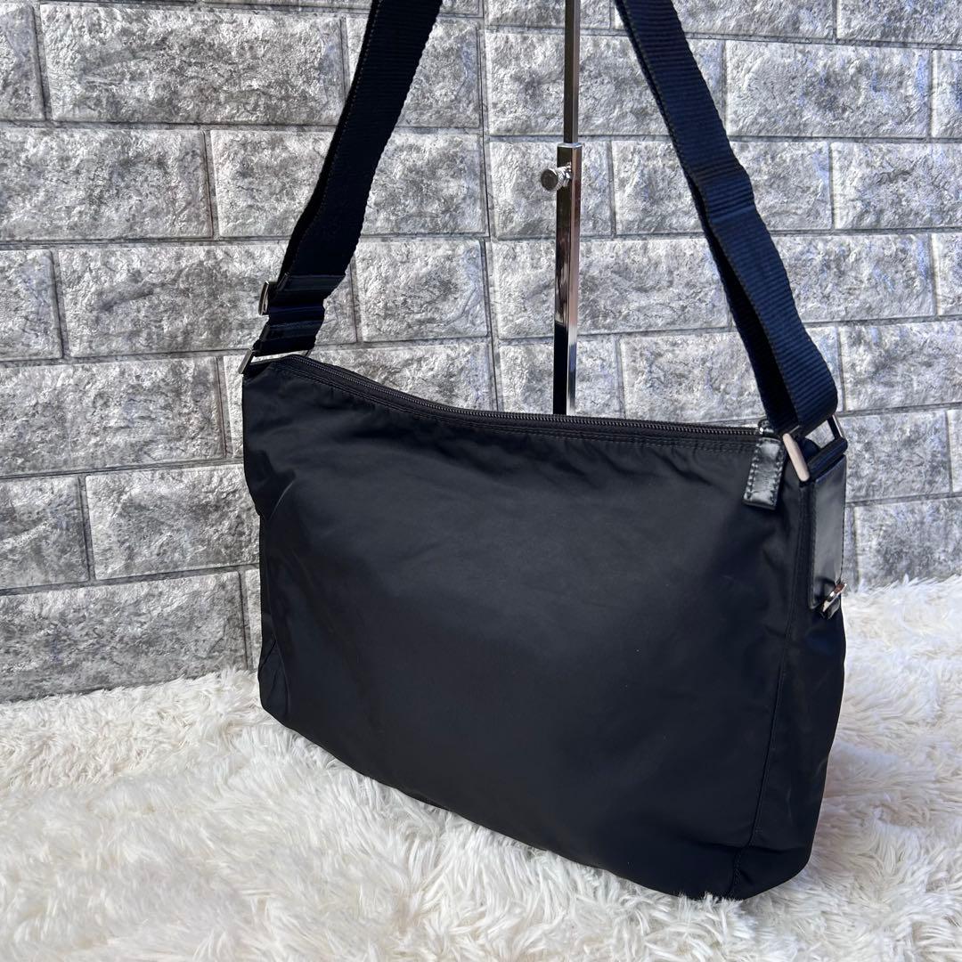 美品★PRADA ブラック ショルダーバッグ 斜め掛け可能 黒 ナイロン
