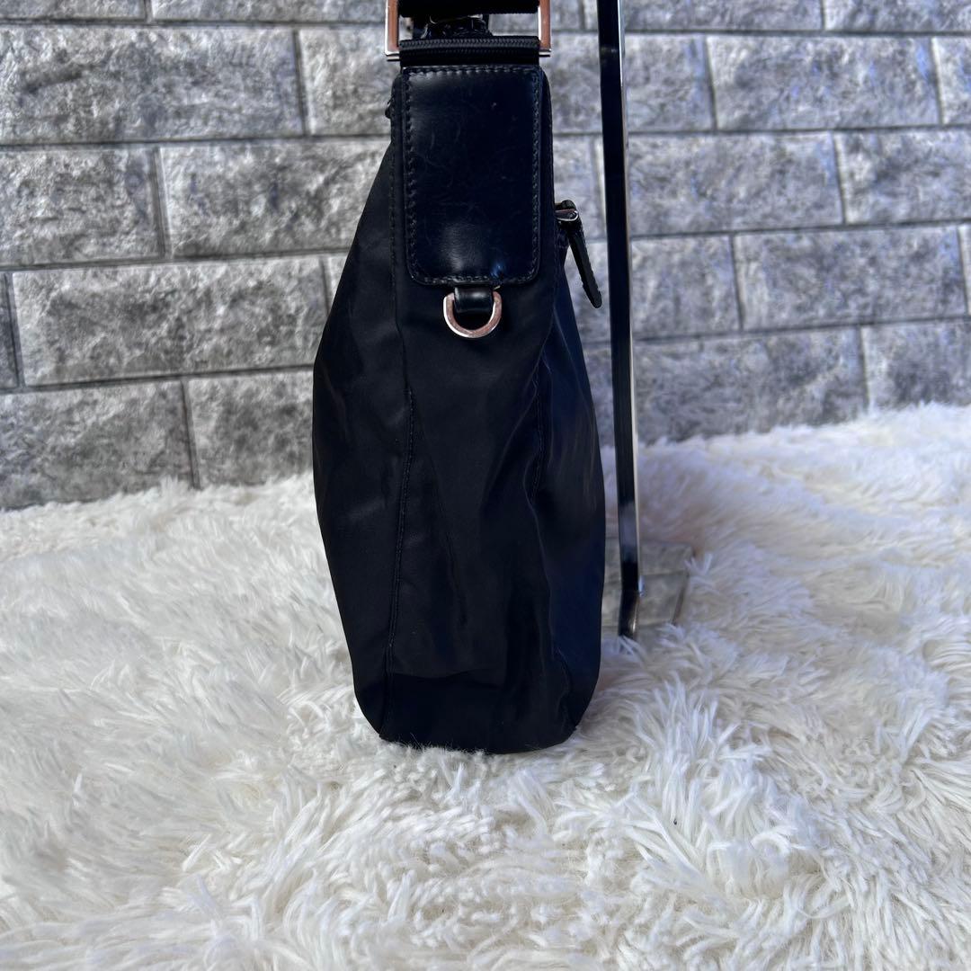 美品★PRADA ブラック ショルダーバッグ 斜め掛け可能 黒 ナイロン