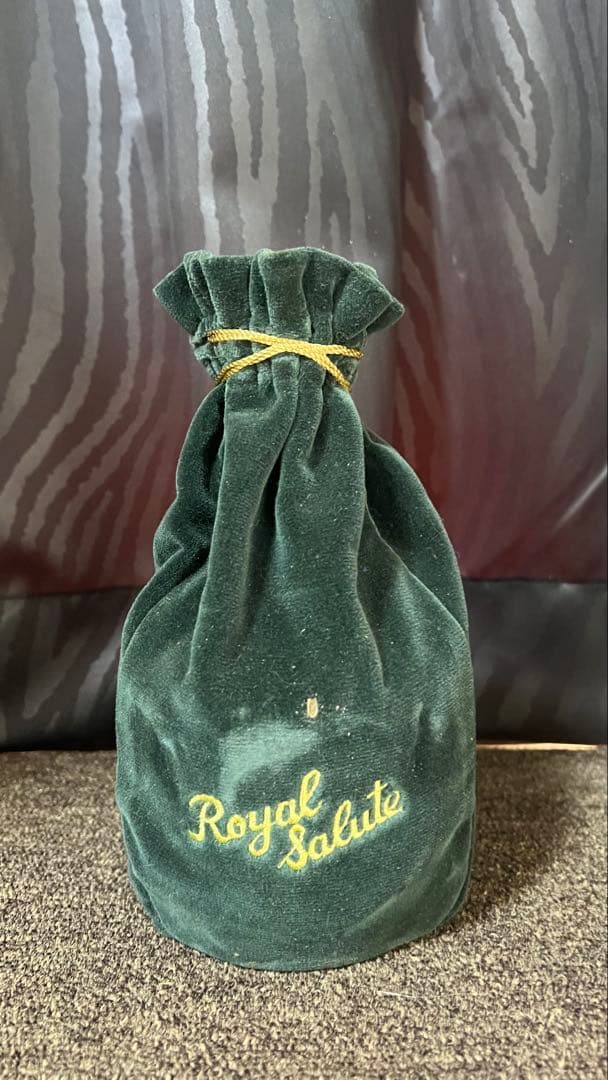 [古酒] ロイヤルサルート 21年 緑陶器ボトル 巾着袋付き [未開封]