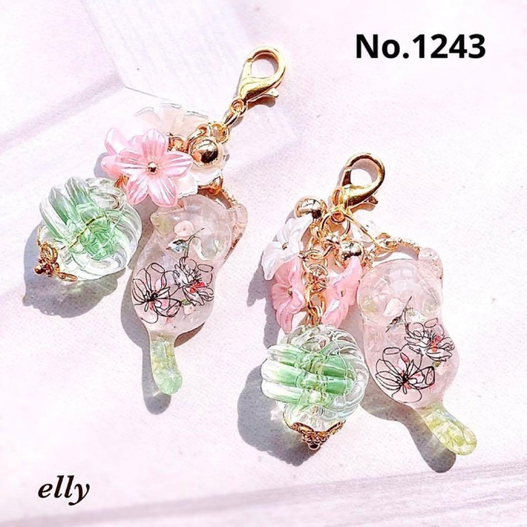 【みゆママ様】1213.天然石　琉球ガラス　桜　じゃれ猫　レジン　キーホルダー