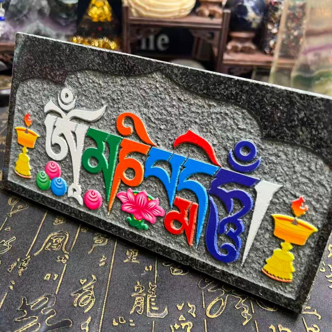 チベット陽刻と言う彫刻法です。手彫りの六字真言。開運、家宅守り、福祈り、願掛け！