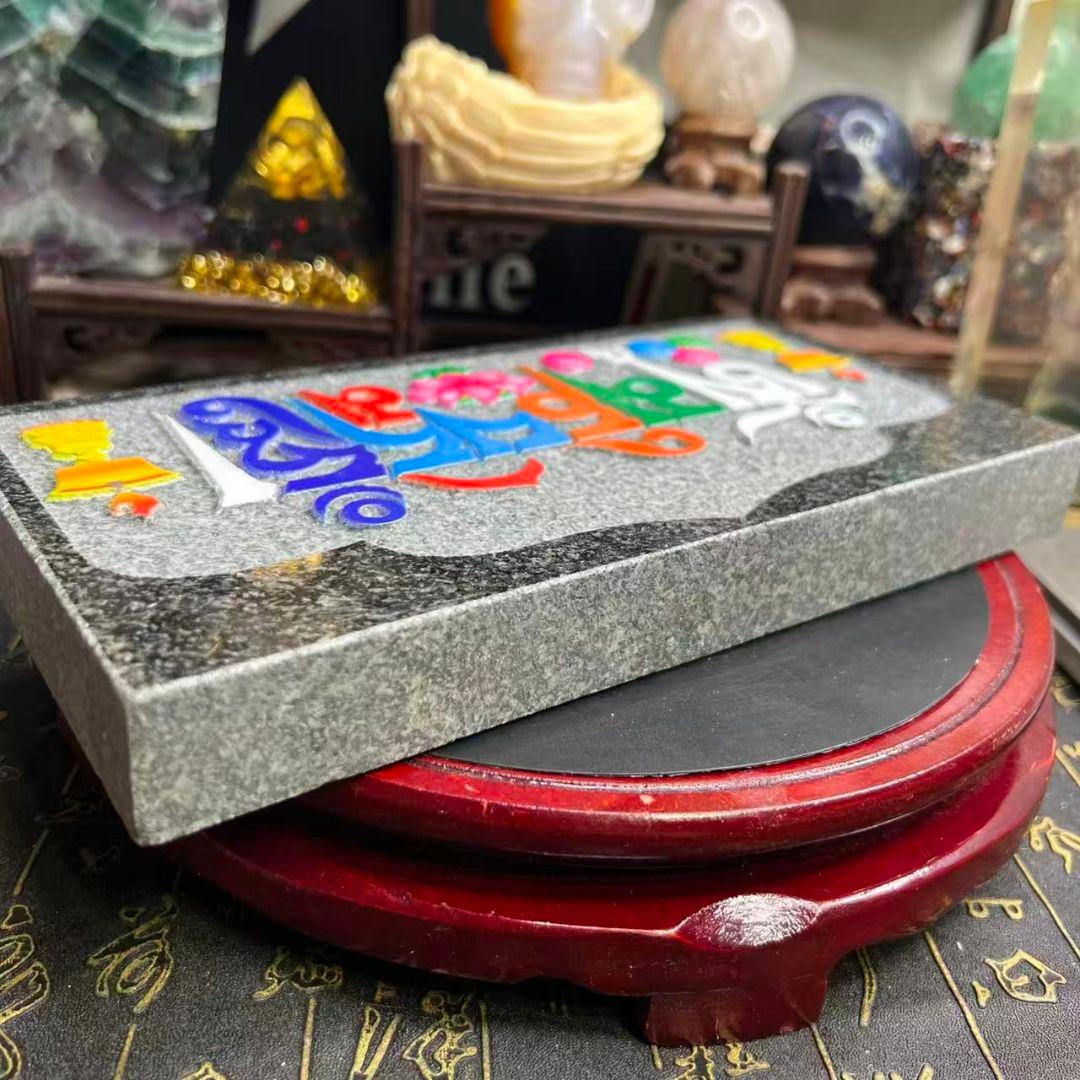 チベット陽刻と言う彫刻法です。手彫りの六字真言。開運、家宅守り、福祈り、願掛け！