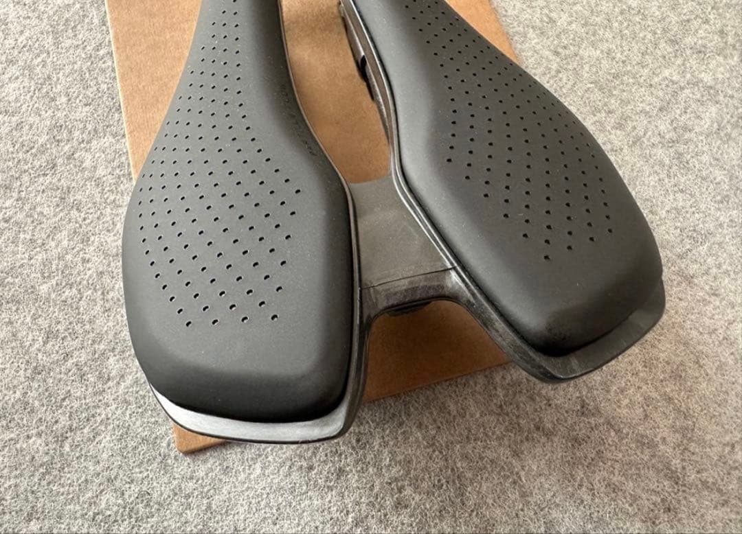 『新品未使用』GIANT FLEET SLR ジャイアント　カーボン製　サドル