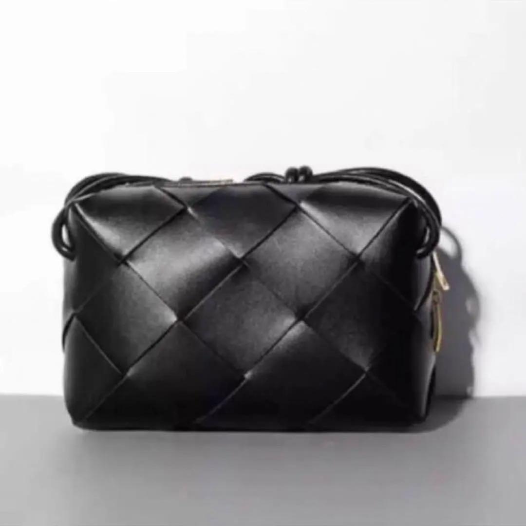 本革　ショルダーバッグ　黒　編み込み　牛革　シンプル　肩がけ　高級感　ブラック