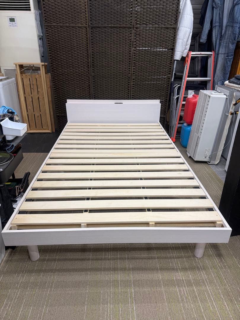 【美品】アイリス　セミダブルサイズ　ベッドフレーム　棚付コンセント付き　ホワイト