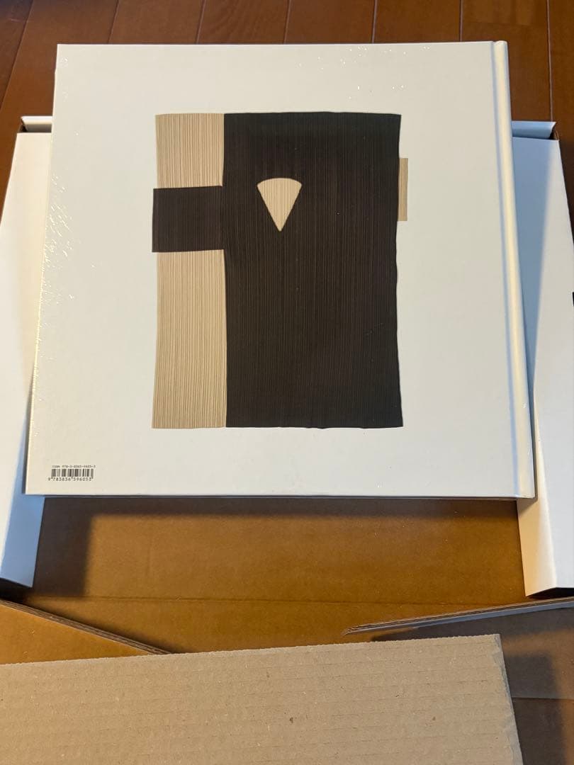 『ISSEY MIYAKE 三宅一生』増補改訂版（TASCHEN）