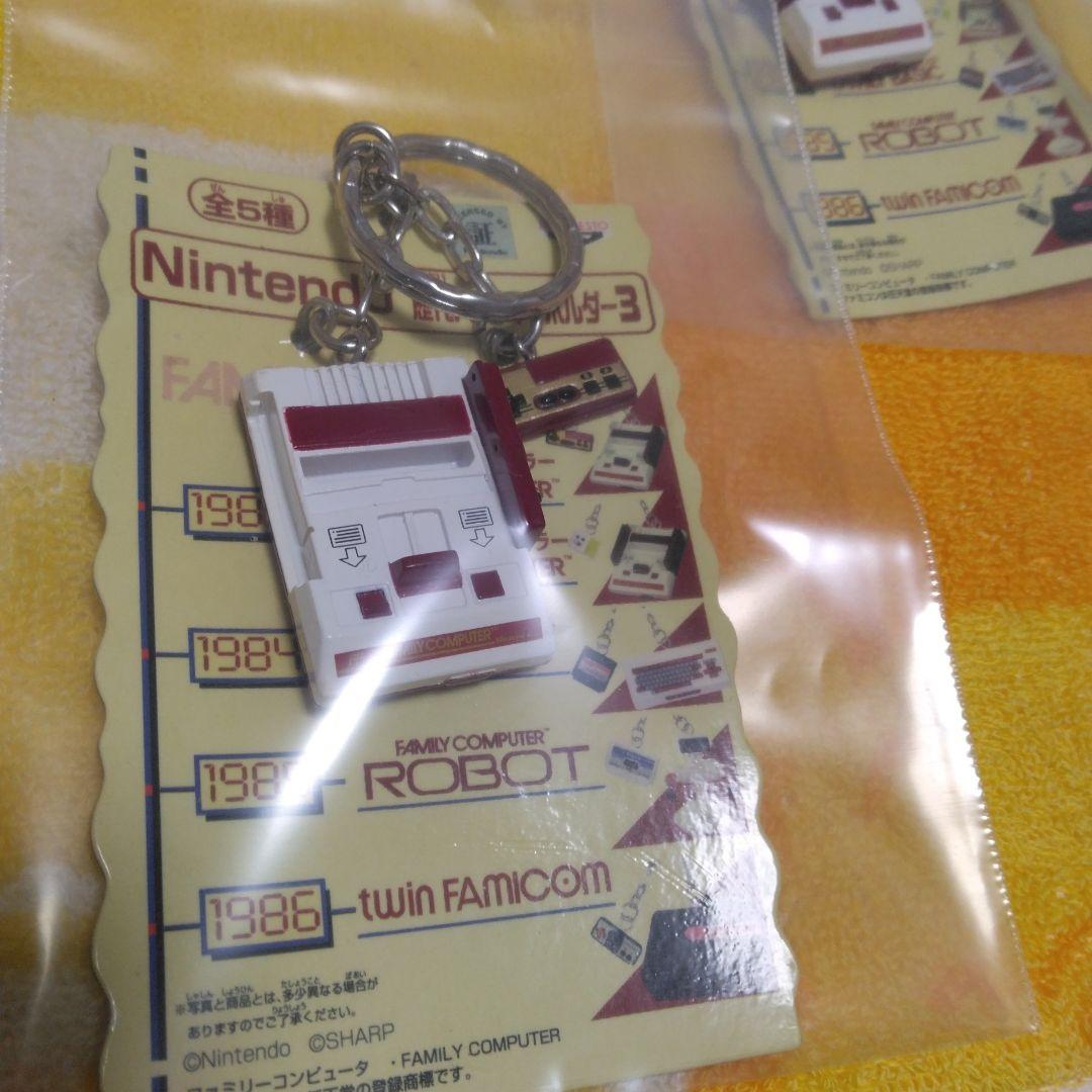 任天堂　ファミコン歴代ハード　キーホルダー 全5種セット　＋1