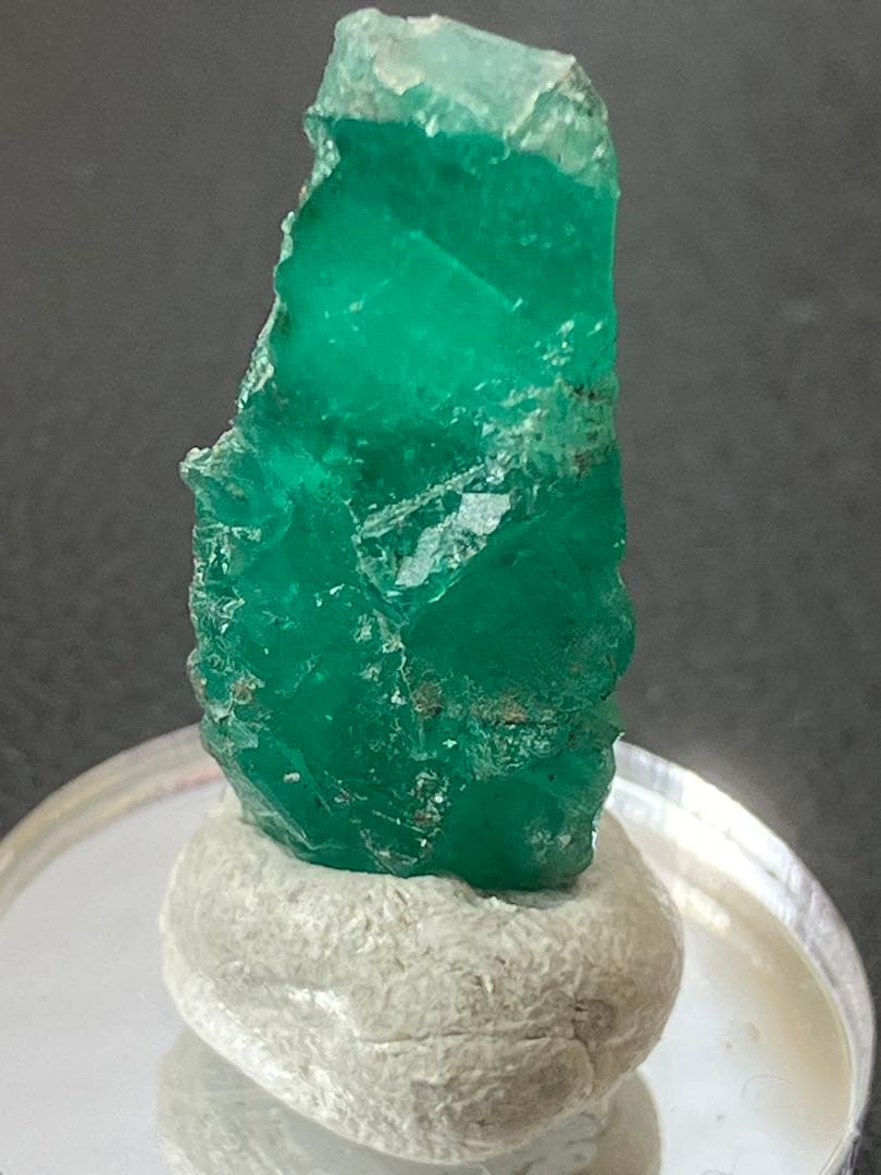 エメラルド結晶（大）原石　カラーチェンジ