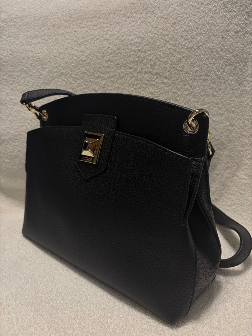 あ*き様 美品　FURLA ブラック ショルダーバッグ