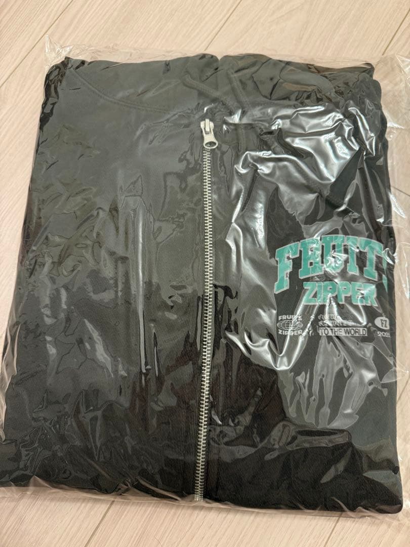 フルーツジッパー　黒×ミントグリーン　パーカー　櫻井優衣