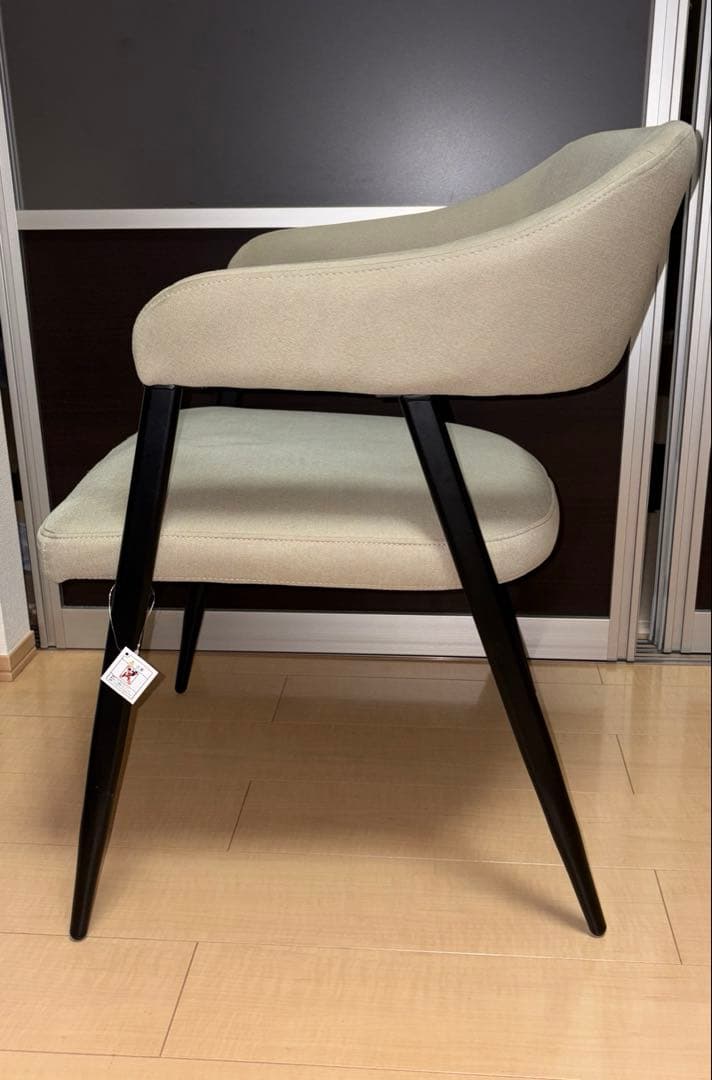 ニトリ　肘掛け付ダイニングチェア　ベージュ × ブラック脚