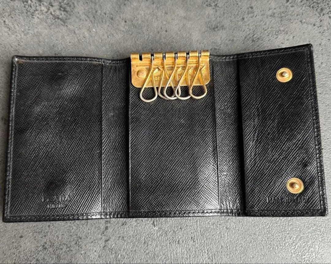 【PRADA】サフィアーノレザー キーケース 三角ロゴプレートブラック