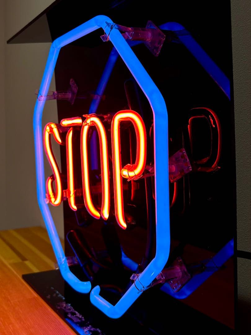 ネオンサイン　STOP