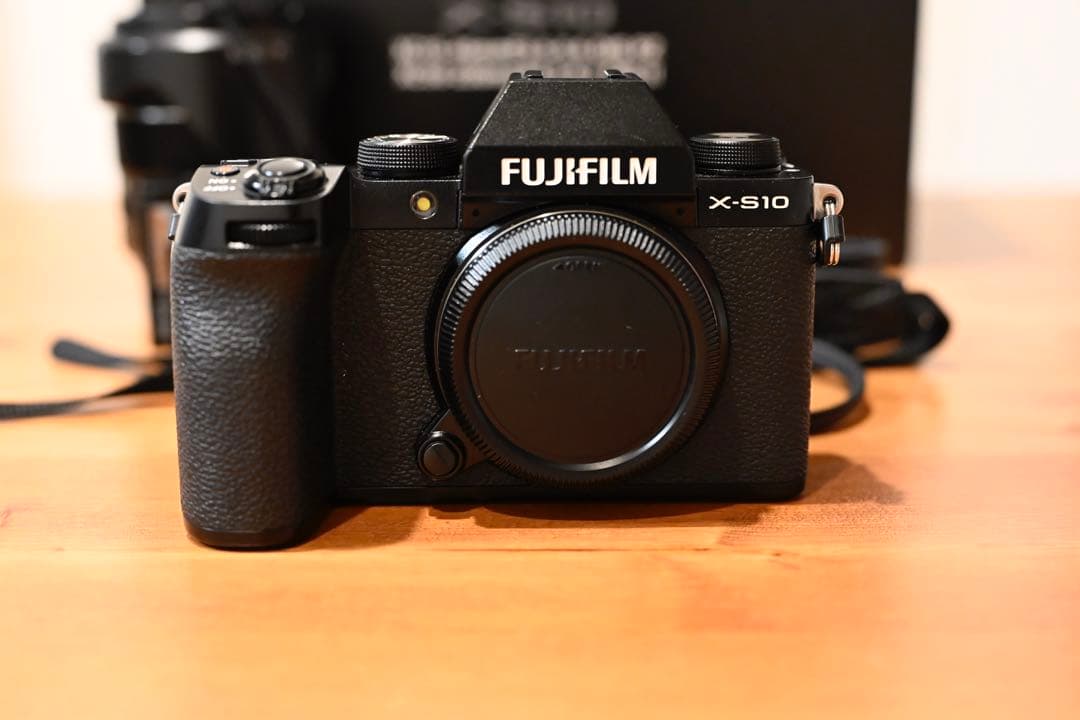 美品FUJIFILM.X-S10ボディ＋レンズXF18-55mmおまけ備品付き