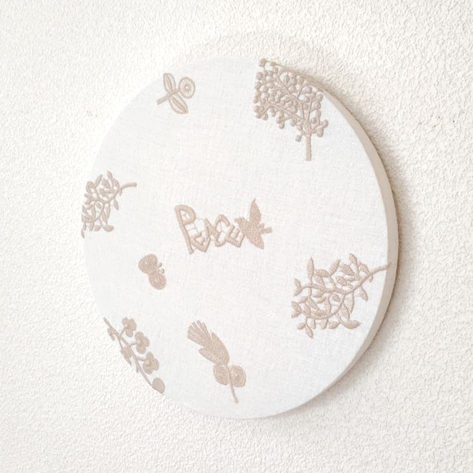 ファブリックパネル　ミナペルホネン　丸型　フォレストパレード　新築祝い　ベージュ