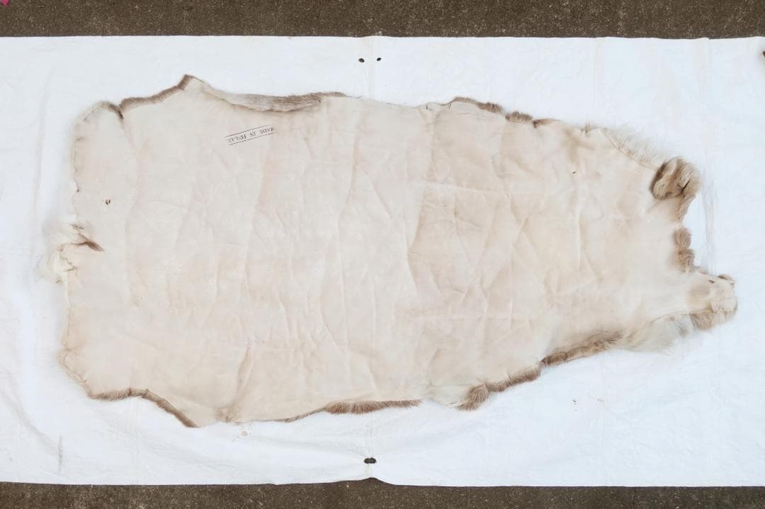 トナカイ　毛皮　フィンランド産　ラグ　敷物　キャンプ　ブッシュクラフト