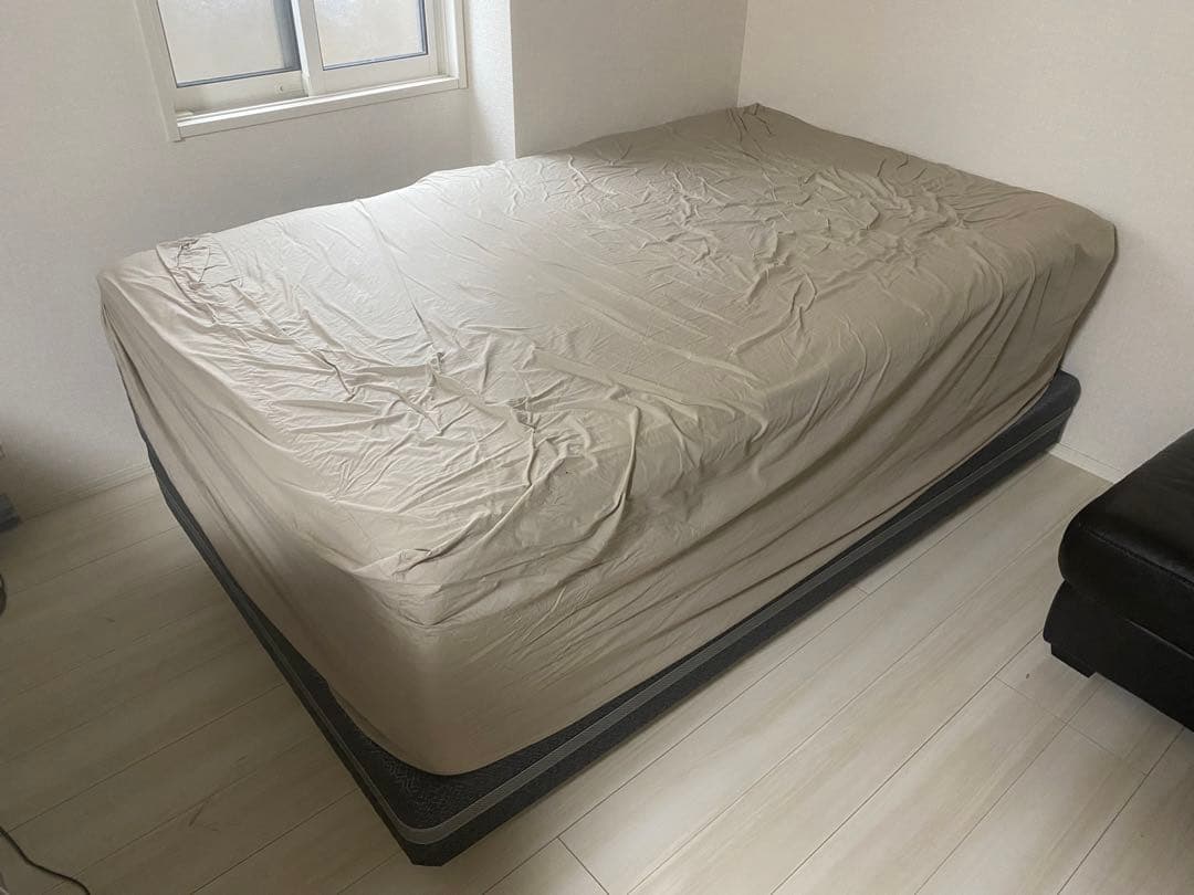 シモンズマットレス1台とボックススプリング1組