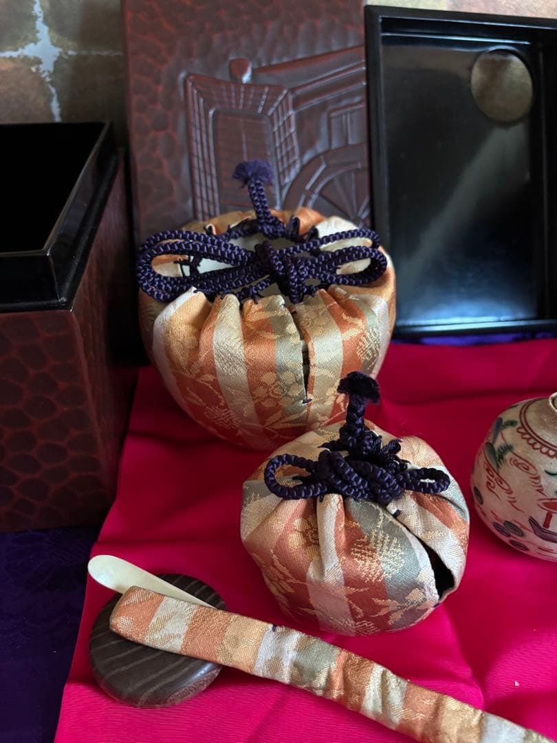 鎌倉彫り本漆塗(御所車) 　 　赤絵 名物裂 　三点セット(棗・香合・茶筅筒)