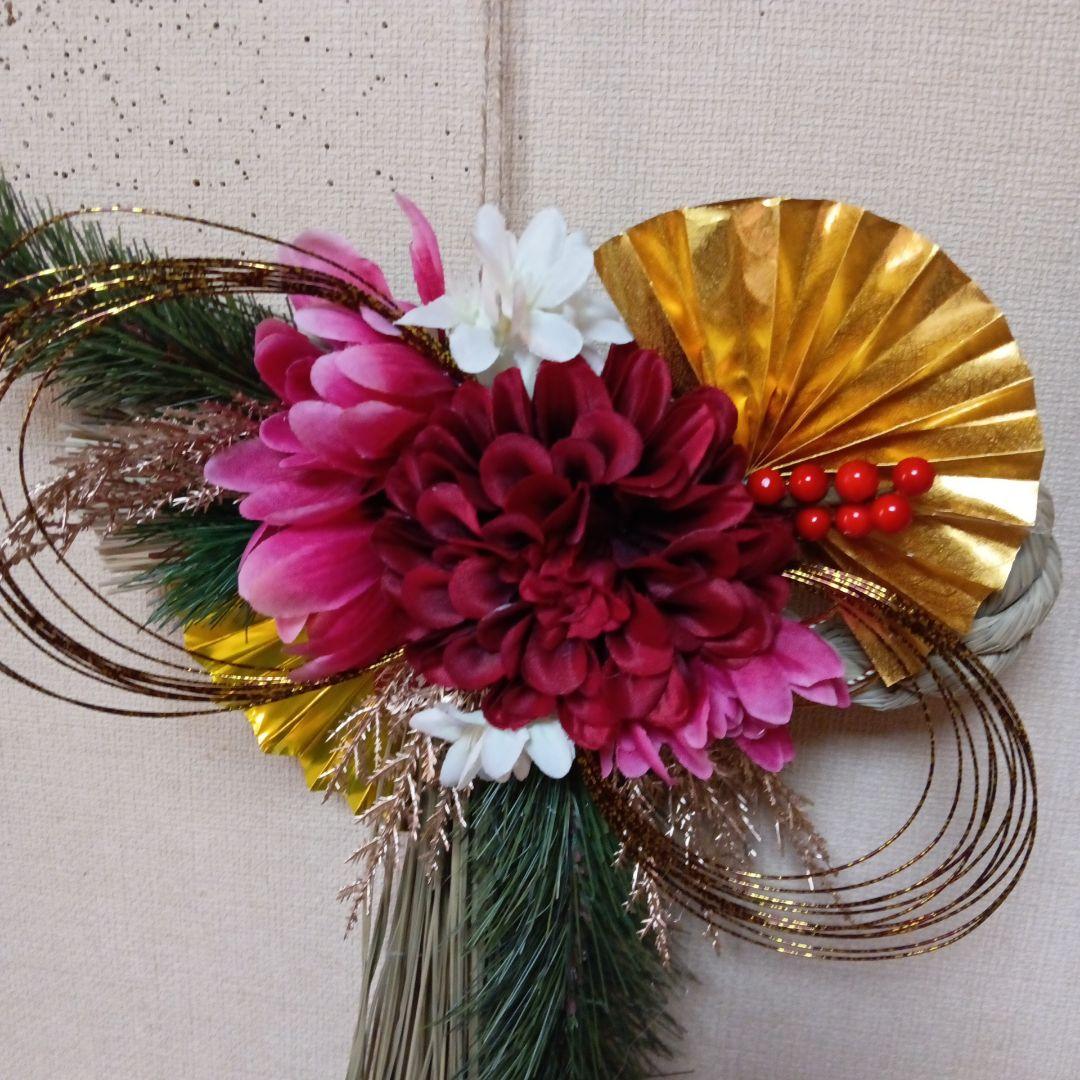 しめ縄リース　赤ダリア　ピンクマム　金扇　水引