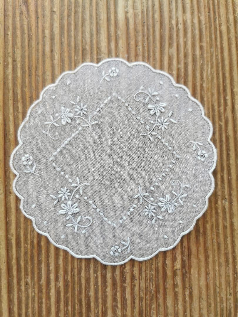 アンティーク シアーなピーニャクロス 小花の手刺繍 フラワーリムプチドイリーα